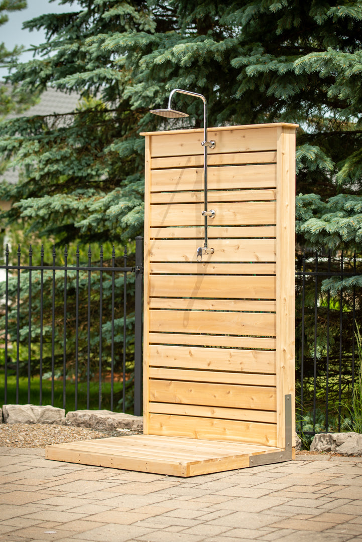LeisureCraft CT Savannah Outdoor Shower lifestyle